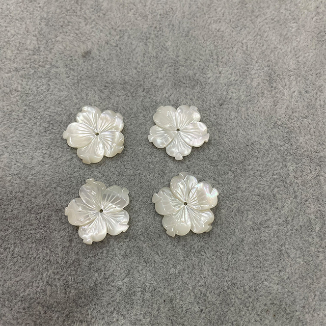 Granos de flores talladas de concha de nácar blanco para fabricación de joyas, tamaño 20mm