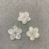 Piezas de fabricación de joyas de concha de flor blanca tallada de nácar para pendientes y colgantes 