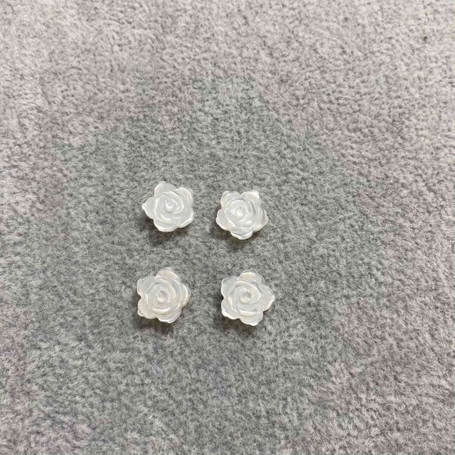 Flor tallada de nácar, diseño tallado de concha blanca, diseño de pendiente, fabricación de frijoles pequeños de rosa para hacer joyas, pendientes 