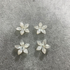 Granos de flores talladas de concha de nácar blanco para fabricación de joyas, tamaño 20mm