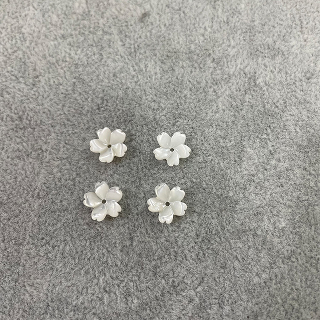 Diseño de pendiente de flor tallada de concha de perla blanca, fabricación de granos de corte en relieve para fabricación de joyas, tamaño 10mm