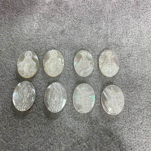 Imagen en relieve de concha de nácar blanca, forma ovalada, Virgen María Guadalupe para fabricación de joyas para diseño de collar 