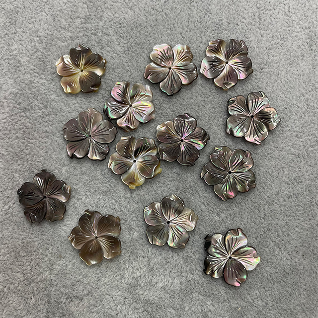 Concha de nácar blanca, diseño de pendiente de flor tallada, fabricación de colgantes para collar, frijoles para fabricación de joyas, tamaño 25mm