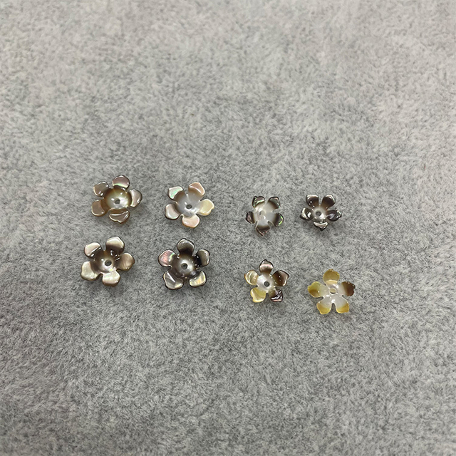 Pendientes tallados de flores de concha de nácar, diseño de cabujón, flores coloridas, diseño de collar, piezas de cadena en relieve
