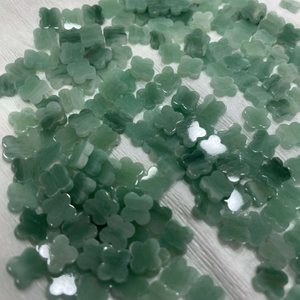Forma de trébol de piedra amazon natural forma de la cara de corte de piedra verde liso para pulseras para preparar aretes de diseño de joyas incrustadas