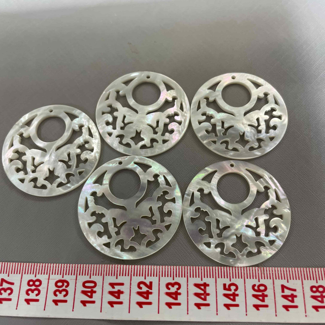 Pendientes de forma redonda de madre de perlas