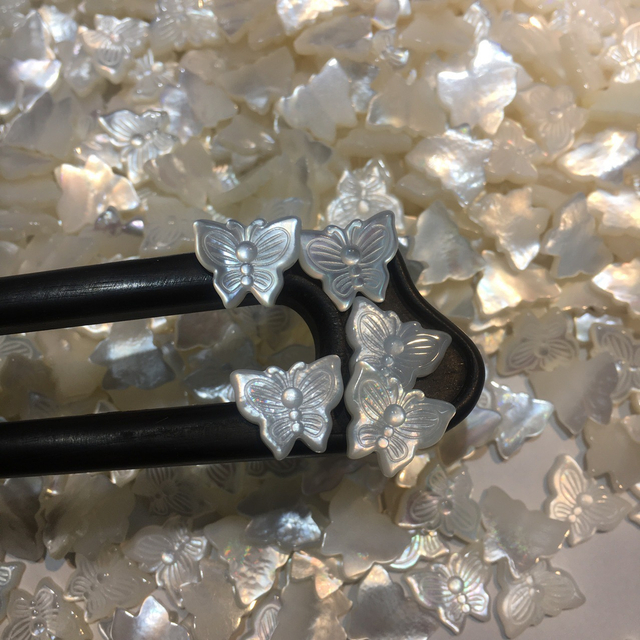 Corte de diseño de mariposa de nácar natural para la fabricación de cadenas para collar usando cabujón de diseño de mariposa pequeña de concha blanca