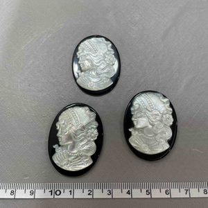 Colgante con diseño de camafeo de nácar Natural, cara de mujer, concha blanca, joyería de belleza, diseño de iconos, incrustaciones, relieve de ónix negro