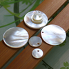 Diseño de pendiente de forma redonda de nácar Natural para la fabricación de joyas, fabricación de colgantes de tamaño pequeño con cara lisa, piezas de concha blanca