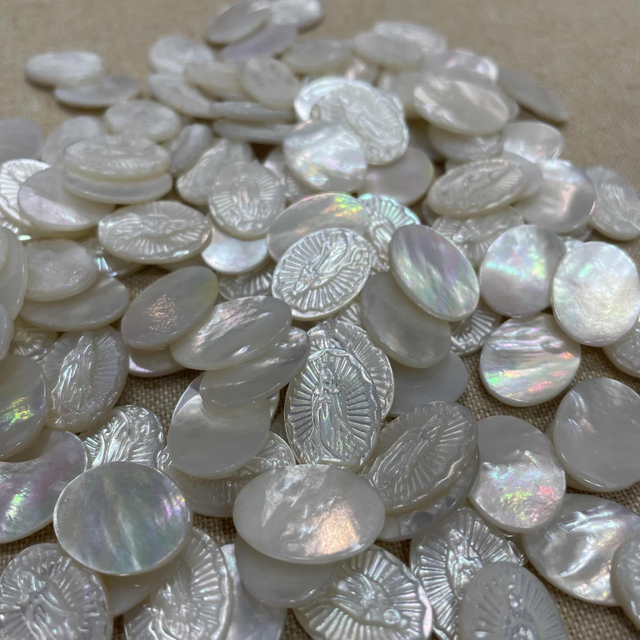 Madre natural de perla Tallado Guadalupe Forma ovalada Virgin Cortando Imagen Diseño de en relieve Jesús y María