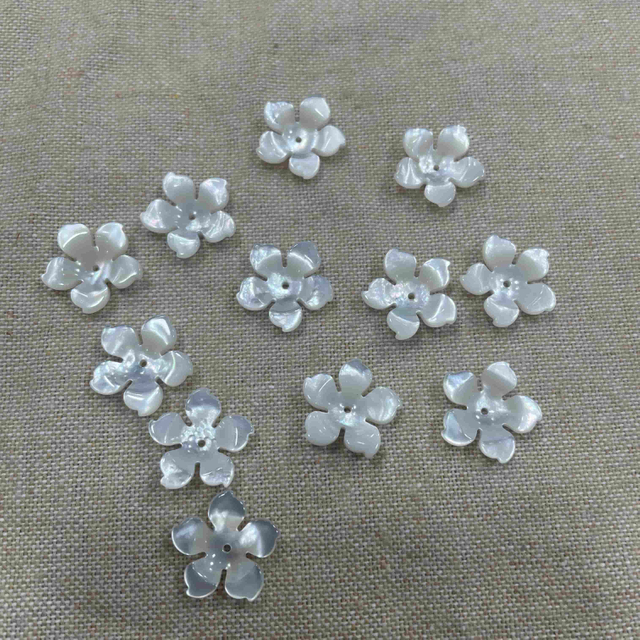 Flores talladas de nácar Natural, concha blanca, flor en relieve, cabujón, piezas para hacer joyas, pulsera de diseño colgante