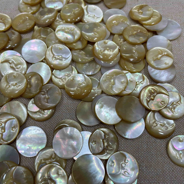 Natural de la madre de la luna perla Corte de diseño redondo Imagen RECUMENCIÓN Corte de joyas Costilla amarilla