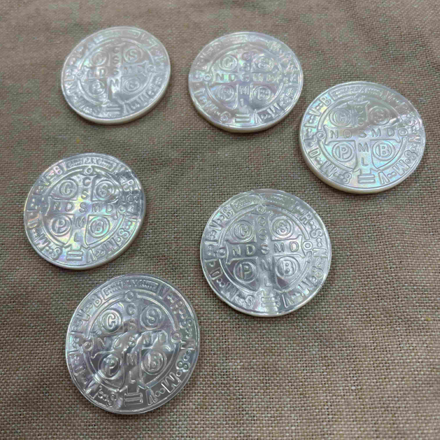 Imagen de tallado de Madre Natural de Pearl VR Saint Benedict Diseño de relieve para joyas Diy Maria Imagen