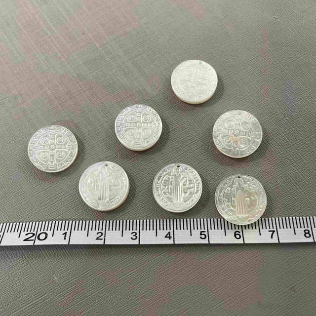 Imagen de corte transversal de nácar natural, diseño colgante, cabujón que hace iconos de tallado de doble cara, relieve de concha blanca de Jesús