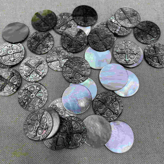 Madre natural de forma cruzada Diseño redondo de caparazón negro iconos cruzados Imagen Cameo de diseño Camiseta Joyería