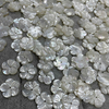 Flores de la madre natural de las perlas Corte de la concha blanca que hace diseño de joyas Pendientes de flores Pulsera de bricolaje Hecho a mano