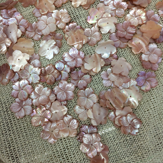 Diseño de pendiente tallado de flores de nácar Natural, corte de concha rosa para colgante, fabricación de joyas de cabujón, diseño de cuentas rosas