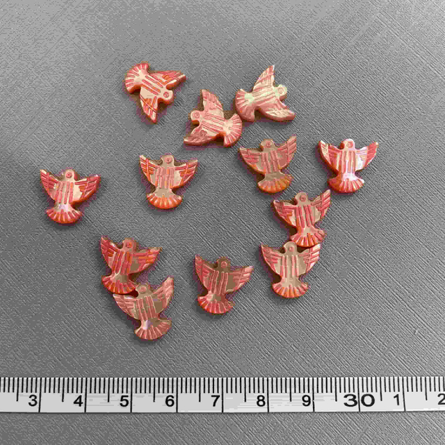 Forma de paloma de nácar natural cortando la paz de las piezas del collar de la paloma iconos de concha diseño tallado para cadena usando colores de pájaro