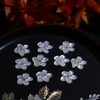 Flor de nácar Natural tallada, concha blanca para diseño de pendiente, cabujón, corte de piezas pequeñas de frijoles, colgante de piedra natural 
