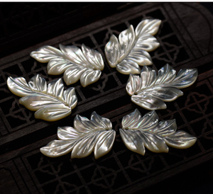 Forma natural de la madre de la perla Tallado de gran tamaño colgante de la cáscara blanca diseño de la altura de la hoja del estilo amarillo