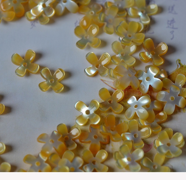 Natural Mother of Pearl Flower Color Yellow Shell Diseño de joyas de flores pequeñas Hacer un arete de bricolaje Estilo de frijoles pequeños