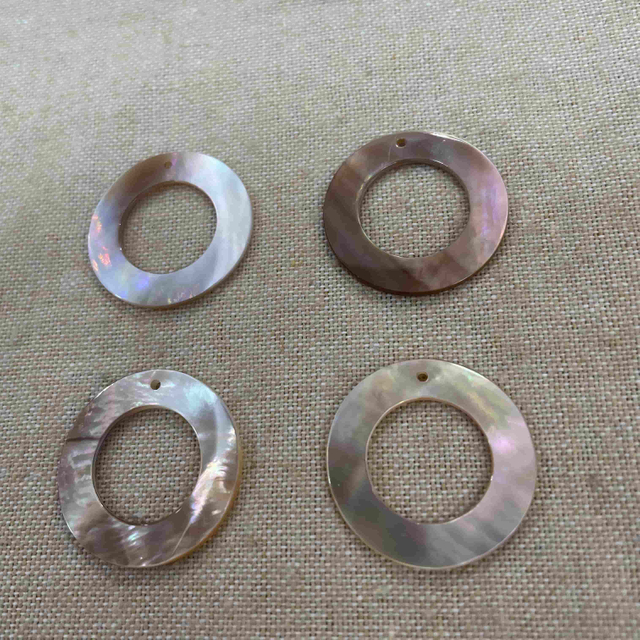 Diseño de arete de corte redonda de madre de perlas 