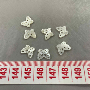 Diseño de pulsera de corte de forma de mariposa de la madre de la perla que hace pendientes de joyas de diseño hueco de carcasa pequeña con cuentas pequeñas