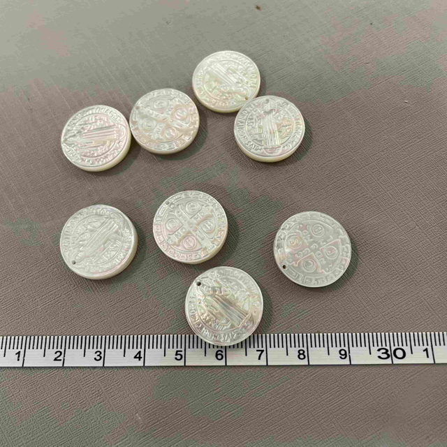 Collar de joyería tallado en relieve con imagen de corte de Jesús, madreperla Natural, diseño colgante redondo, cruz de doble cara