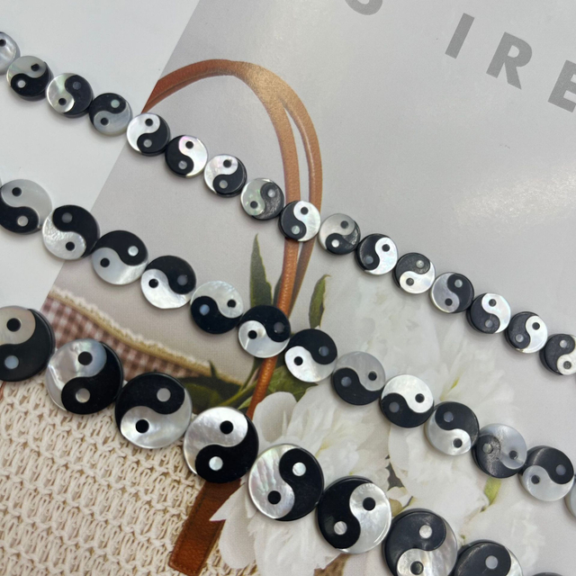 Diagrama de forma redonda de nácar natural del diseño del collar del universo para la fabricación de joyas, concha blanca, piedra negra, frijoles pequeños