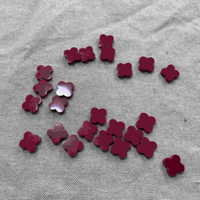 Turquesa Clover Shape Red Stone Tallring Insy Design Collar de cara lisa Uso para pulsera de cadena Frijoles pequeños