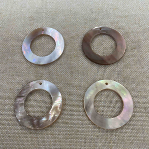 Diseño de arete de corte redonda de madre de perlas 