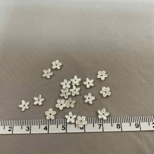 Diseño de pendiente de corte de flor de nácar Natural, pequeña flor, concha blanca para anillos de joyería, diseño tallado a mano 