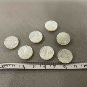 Imagen de corte transversal de nácar natural, diseño colgante, cabujón que hace iconos de tallado de doble cara, relieve de concha blanca de Jesús