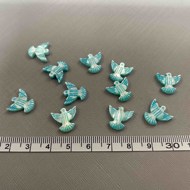 Corte de forma de animal de Paloma de color Natural de nácar para diseño de cadena, fabricación de diseño de joyería de concha tallada de pájaro DIY