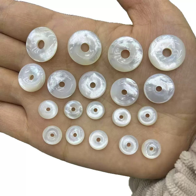 Mother de perla Donut Forma Corte Círculo de joyas colgantes redondas Hacer un diseño hecho a mano Cara de cáscara blanca