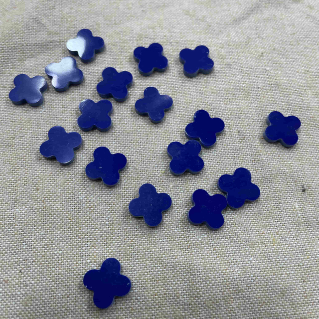 Material turquesa Tallado de trébol Forma de color azul Joyas para incrustaciones con pulsera DIY Pequeños frijoles
