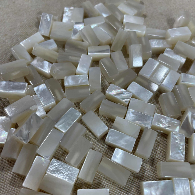 Diseño colgante de forma natural de madre de perla haciendo cuentas pequeñas para joyas aretes blancos para hacer bricolaje