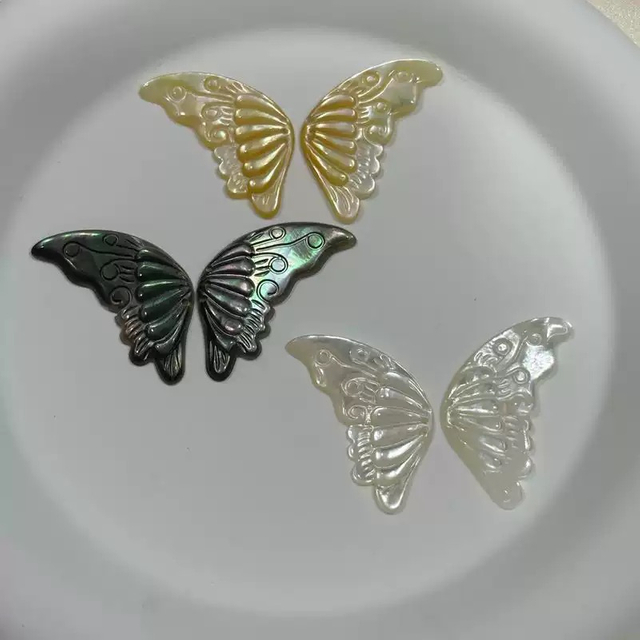 Forma de mariposa de nácar natural tallando cabujón de gran tamaño el diseño del ala para joyería colgante concha blanca ala colorida