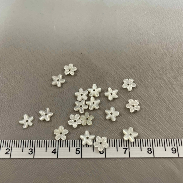 Diseño de pendiente de corte de flor de nácar Natural, pequeña flor, concha blanca para anillos de joyería, diseño tallado a mano 