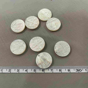 Collar de joyería tallado en relieve con imagen de corte de Jesús, madreperla Natural, diseño colgante redondo, cruz de doble cara