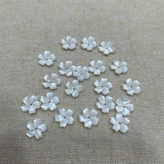 Partes de joyería de arete de tallado de madrigueras naturales Pequeñas cosas para el collar Handmake con flor de la cáscara blanca