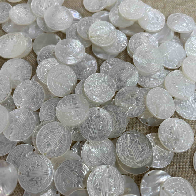 Madre de perla Natural de Pearl Round San Benito Corte de corte para collar Diseño de cruz de collar Jesús Imagen de carcasa blanca haciendo joyas de bricolaje