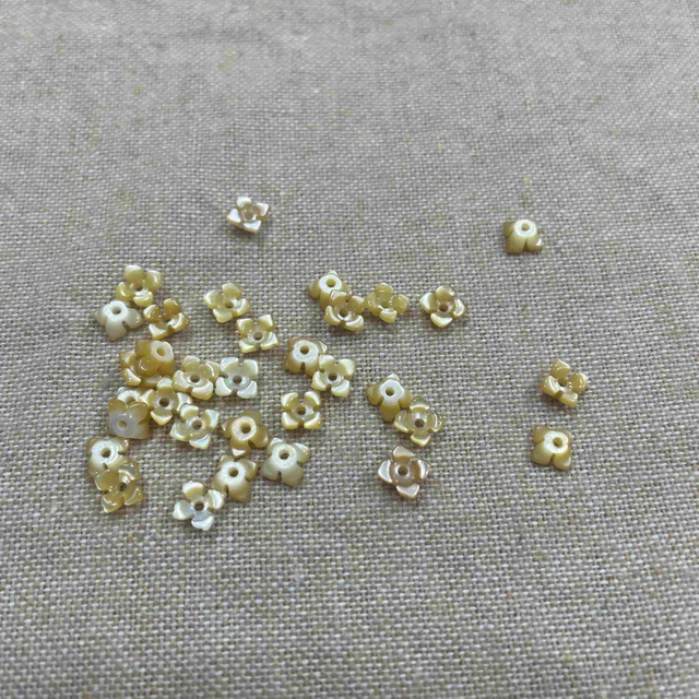 Mother de perla Tallado de perla Color amarillo Joyas de aretes de tamaño pequeño haciendo forma de trébol de flores Corte