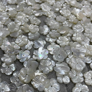 Flores de la madre natural de las perlas Corte de la concha blanca que hace diseño de joyas Pendientes de flores Pulsera de bricolaje Hecho a mano