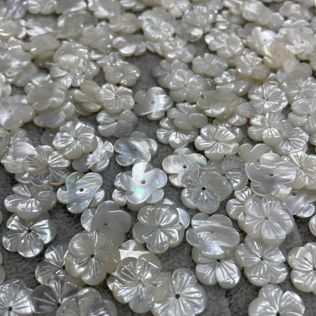 Flores de la madre natural de las perlas Corte de la concha blanca que hace diseño de joyas Pendientes de flores Pulsera de bricolaje Hecho a mano