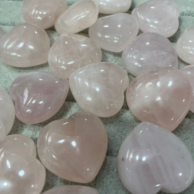 Diseño de forma de corazón de cristal de rosa para gran colgante Pink Stone Cabochon para exhibición de cosas rosa diseño de corazón haciendo rosa rosa