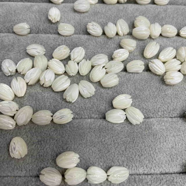 Mother of Pearl Tulip Flower Foor para el collar de aretes de altura de los frijoles Flores para joyas que hacen bricolaje 