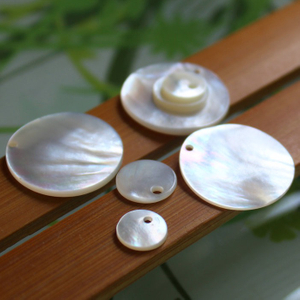 Diseño de pendiente de forma redonda de nácar Natural para la fabricación de joyas, fabricación de colgantes de tamaño pequeño con cara lisa, piezas de concha blanca