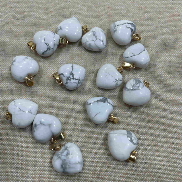 Material de tuquos blancos forma de corazón colgante cosas pequeñas para joyas de collar que hacen piedra blanca bombe 