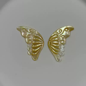 Forma de mariposa de nácar natural tallando cabujón de gran tamaño el diseño del ala para joyería colgante concha blanca ala colorida